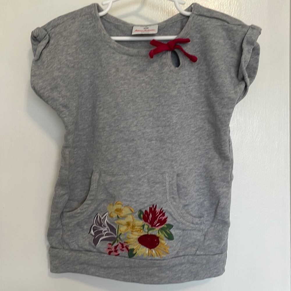 Short sleeve sweatshirt with floral appliqué